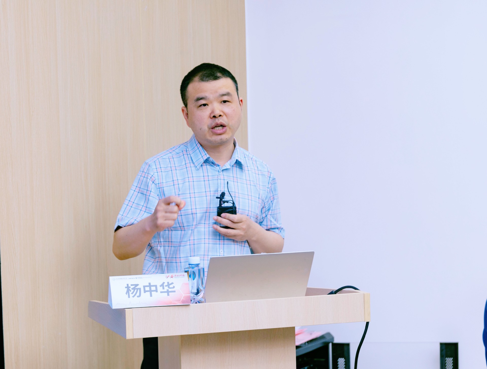 杨.jpg